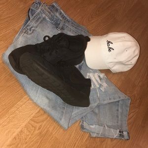 Black Nike Roshe Sneakers